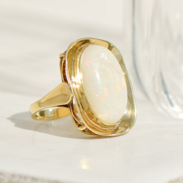 Mid-Century-Ring aus 14K Gelbgold mit Opal-Cabochon – Kunst am Finger