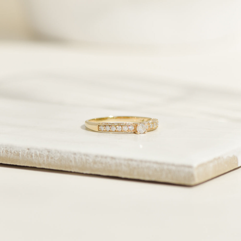Ring made of 14K yellow gold with diamond solitaire and pavé setting – finely set, elegantly finished