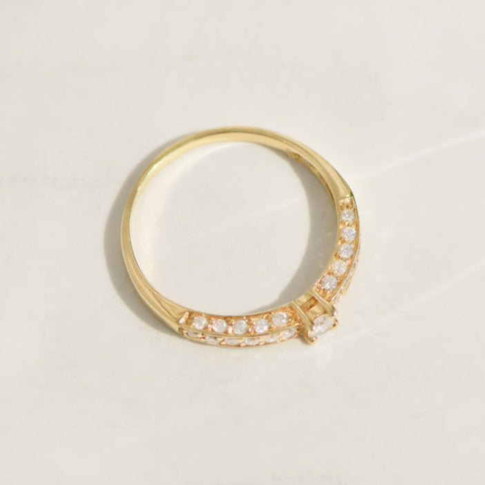 Ring made of 14K yellow gold with diamond solitaire and pavé setting – finely set, elegantly finished