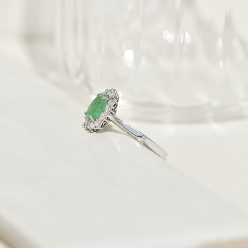 Luxurious emerald ring from 750 white gold