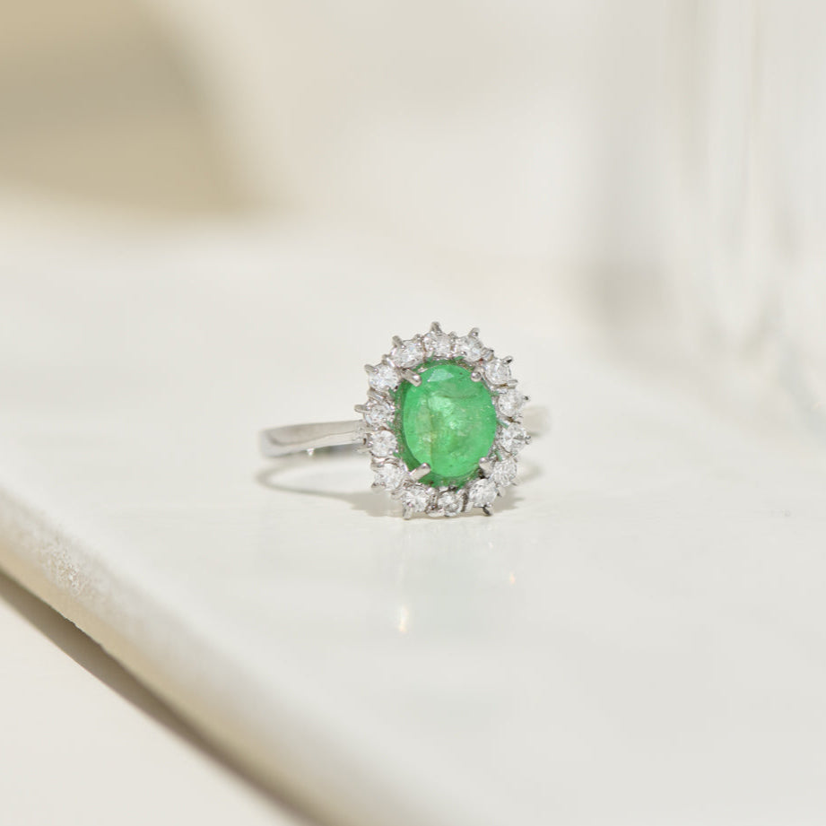 Luxurious emerald ring from 750 white gold