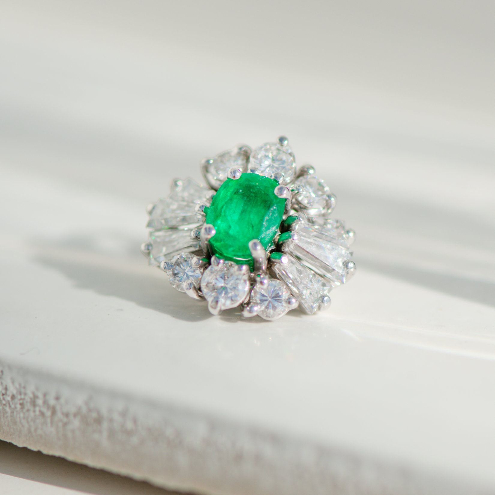 Vintage pendant in 18K white gold with emerald & diamonds – stylish, radiant, extraordinary