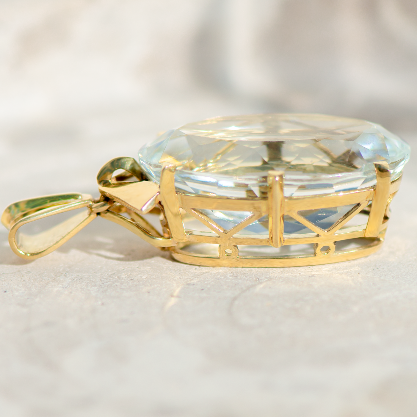 Vintage pendant in 14K yellow gold with 40ct aquamarine – heavenly blue in grand gesture