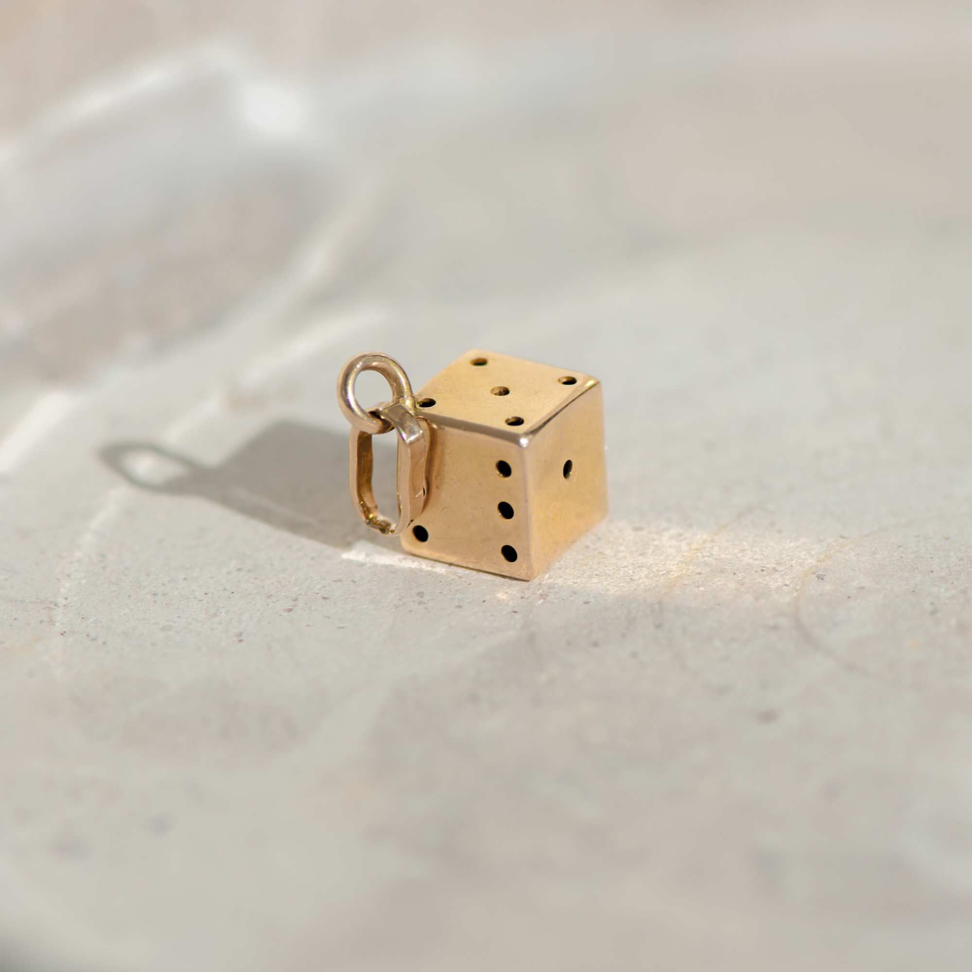 Vintage-Anhänger aus 18K Gelbgold – Spielwürfel mit Stil