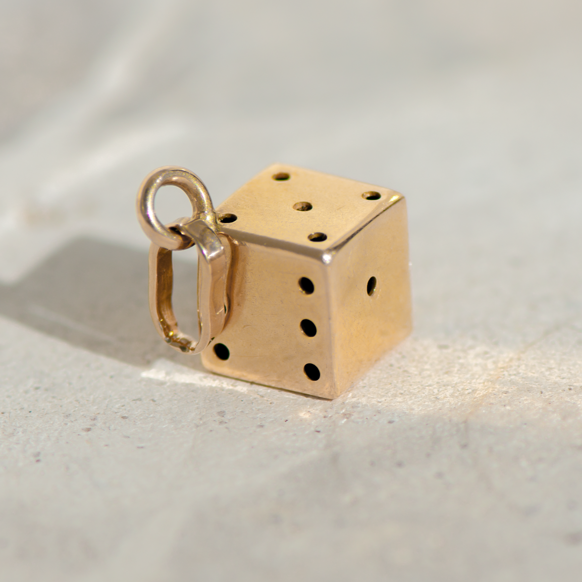 Vintage-Anhänger aus 18K Gelbgold – Spielwürfel mit Stil