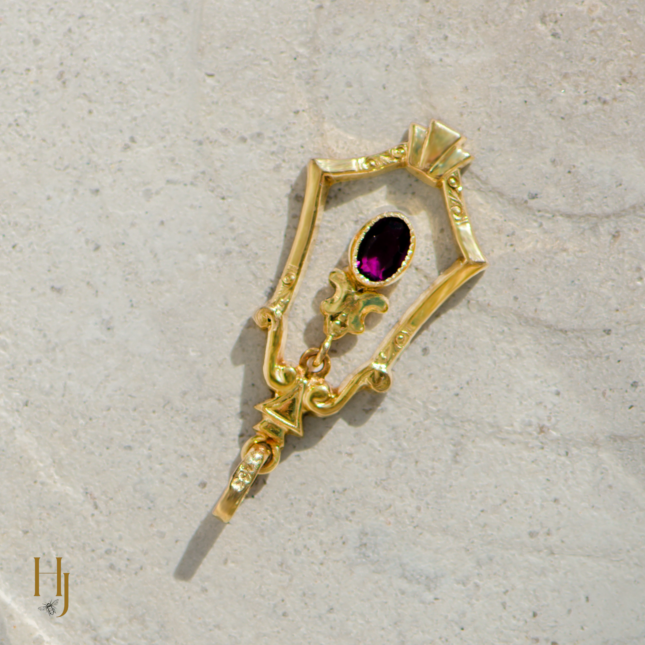 Filigree Art Nouveau pendant in 8K yellow gold with ruby – delicate elegance with heart