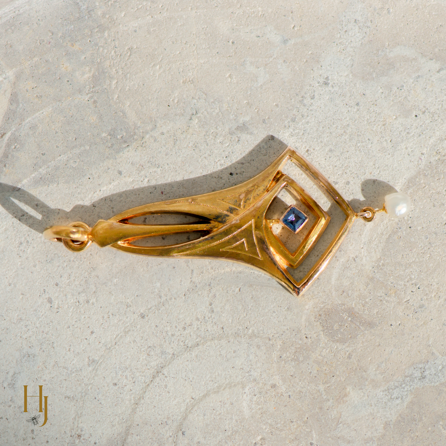 Art Nouveau pendant in 14K yellow gold with sapphire and baroque pearl – artistic and charming