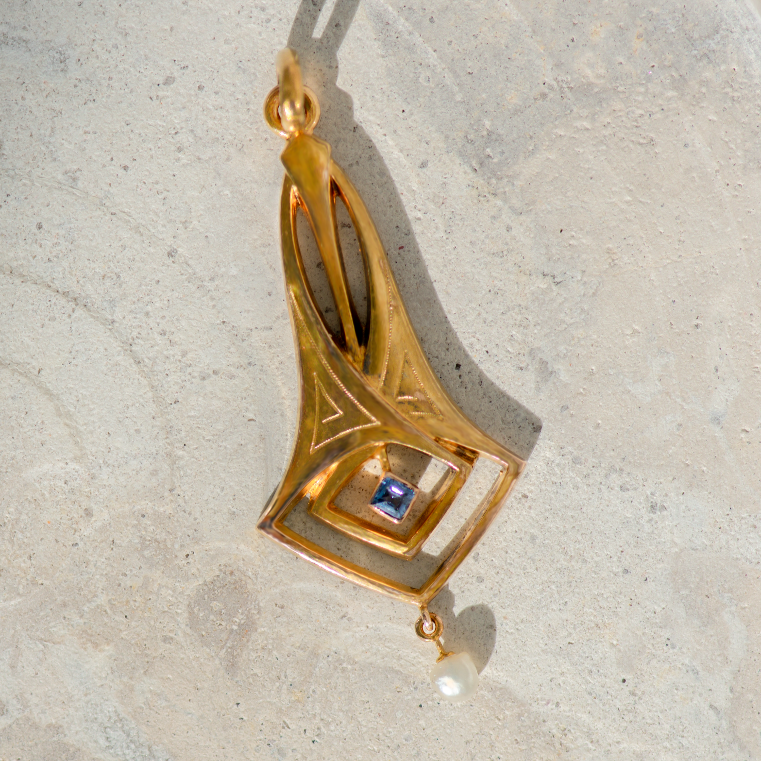 Art Nouveau pendant in 14K yellow gold with sapphire and baroque pearl – artistic and charming