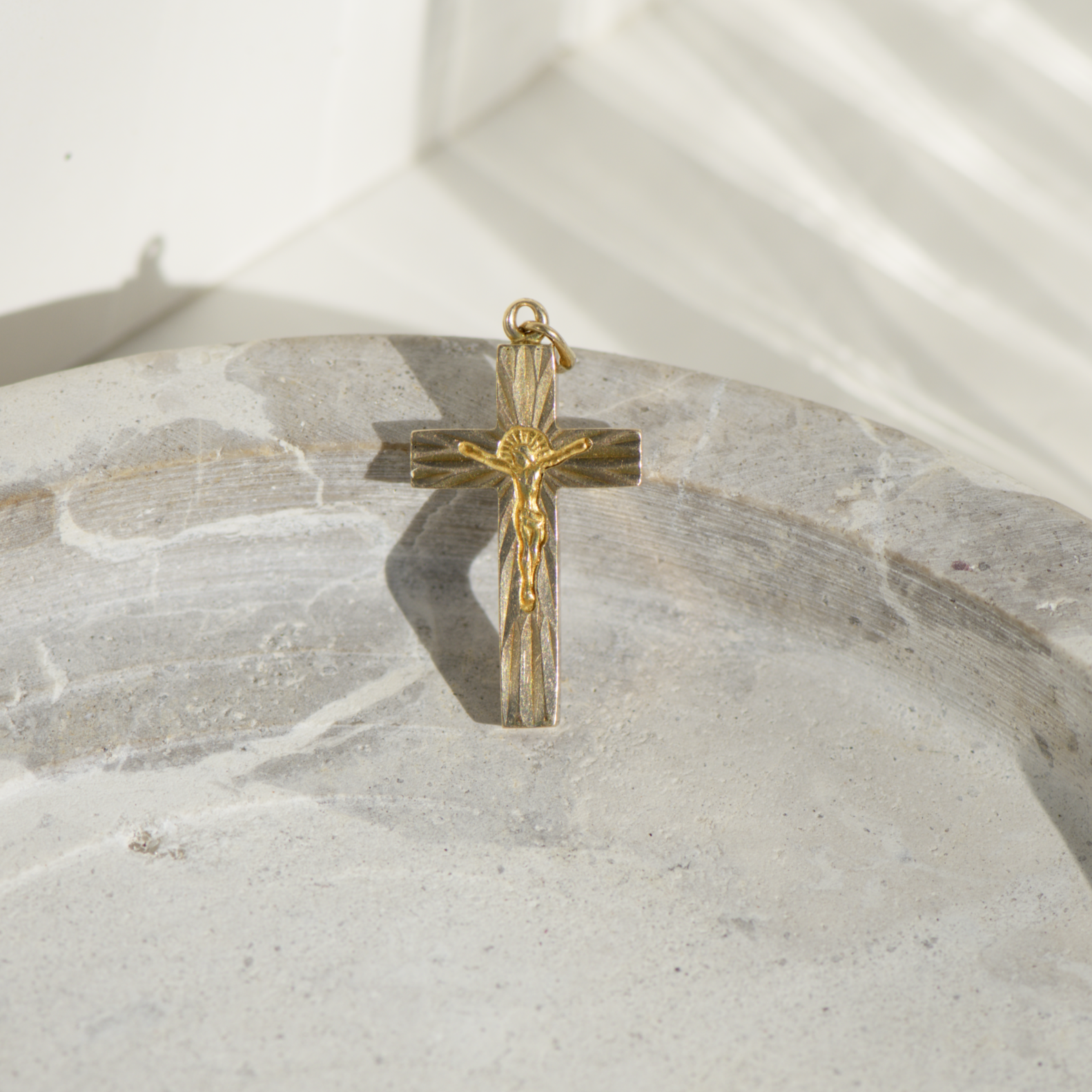 Angular vintage cross in 14K yellow gold with Jesus engraving – faith with radiance