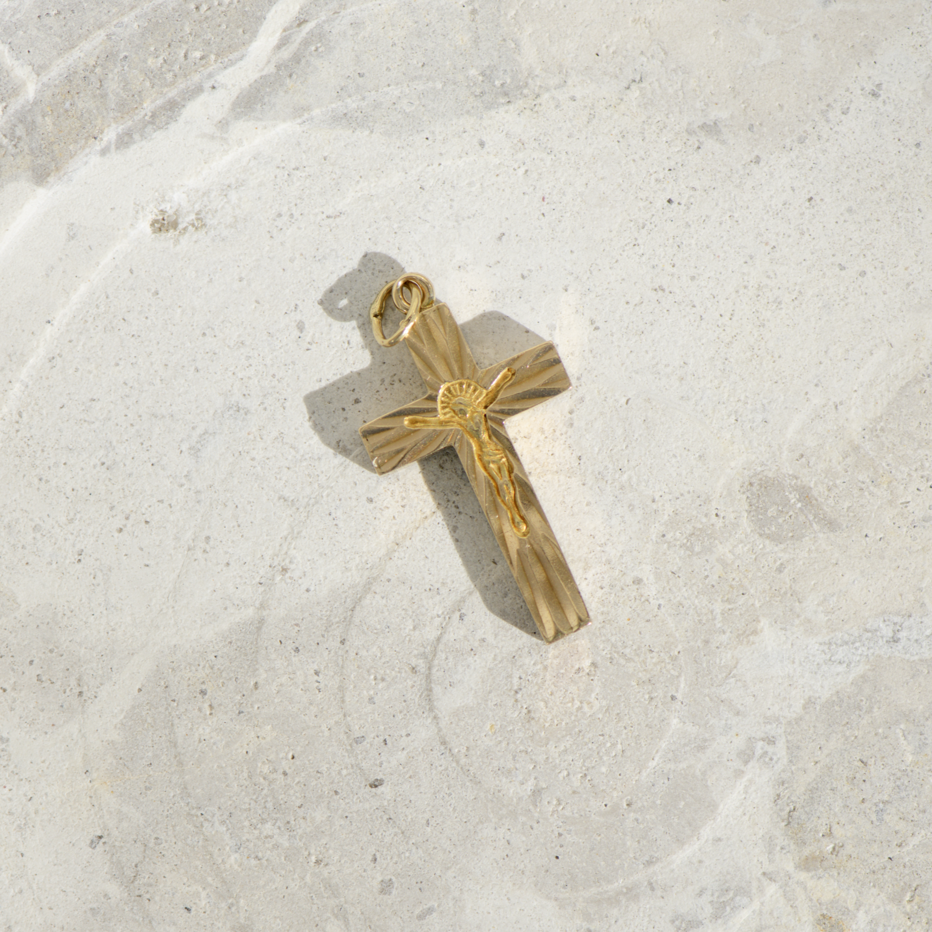 Kantiges Vintage-Kreuz aus 14K Gelbgold mit Jesusgravur – Glauben mit Strahlkraft