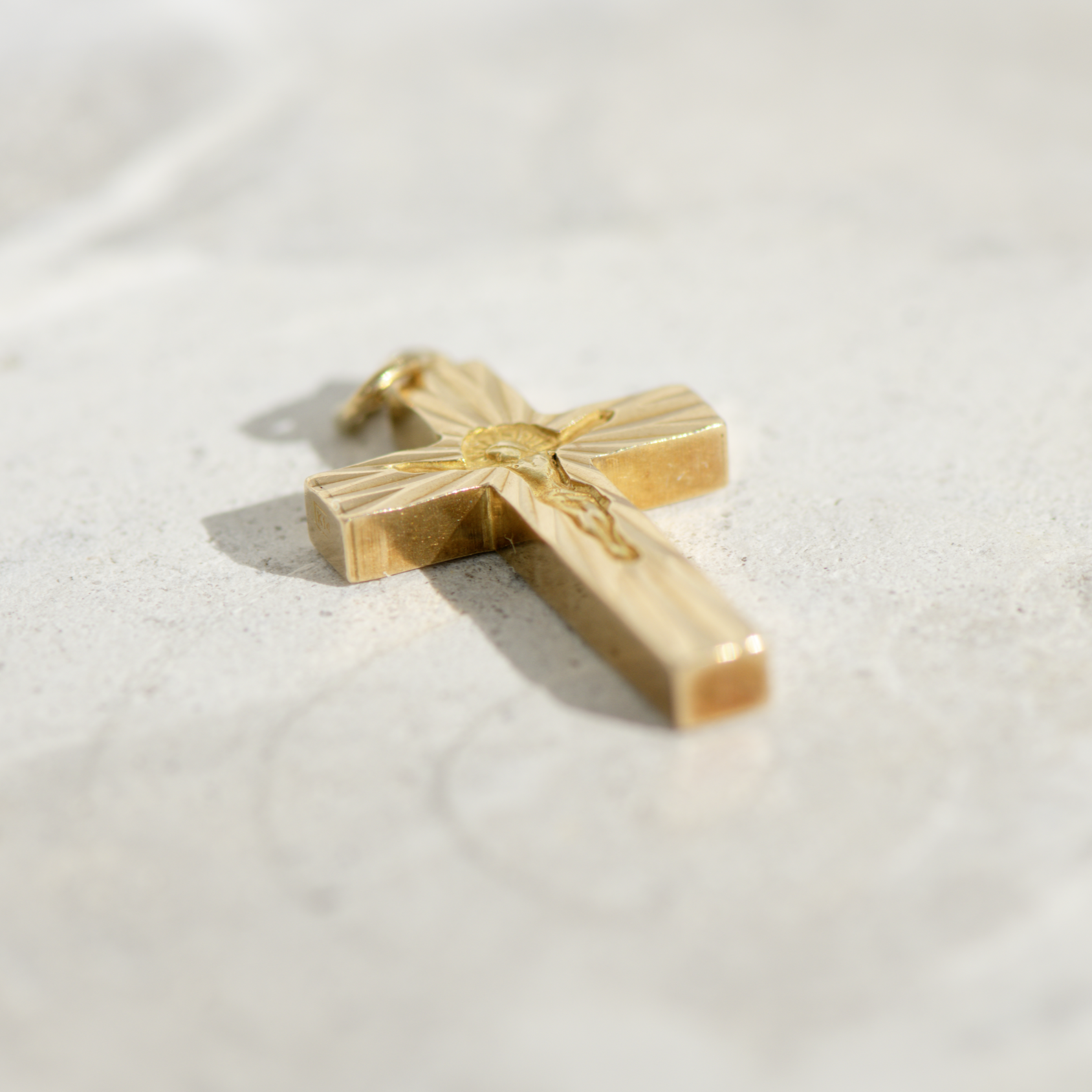 Kantiges Vintage-Kreuz aus 14K Gelbgold mit Jesusgravur – Glauben mit Strahlkraft