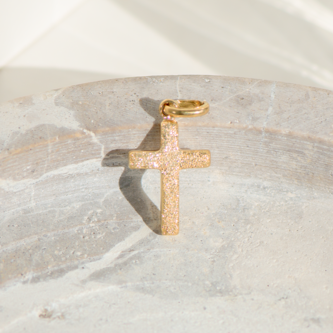 Vintage-Anhänger: Kreuz aus 18K Gelbgold – schlicht, diamantiert, zeitlos schön