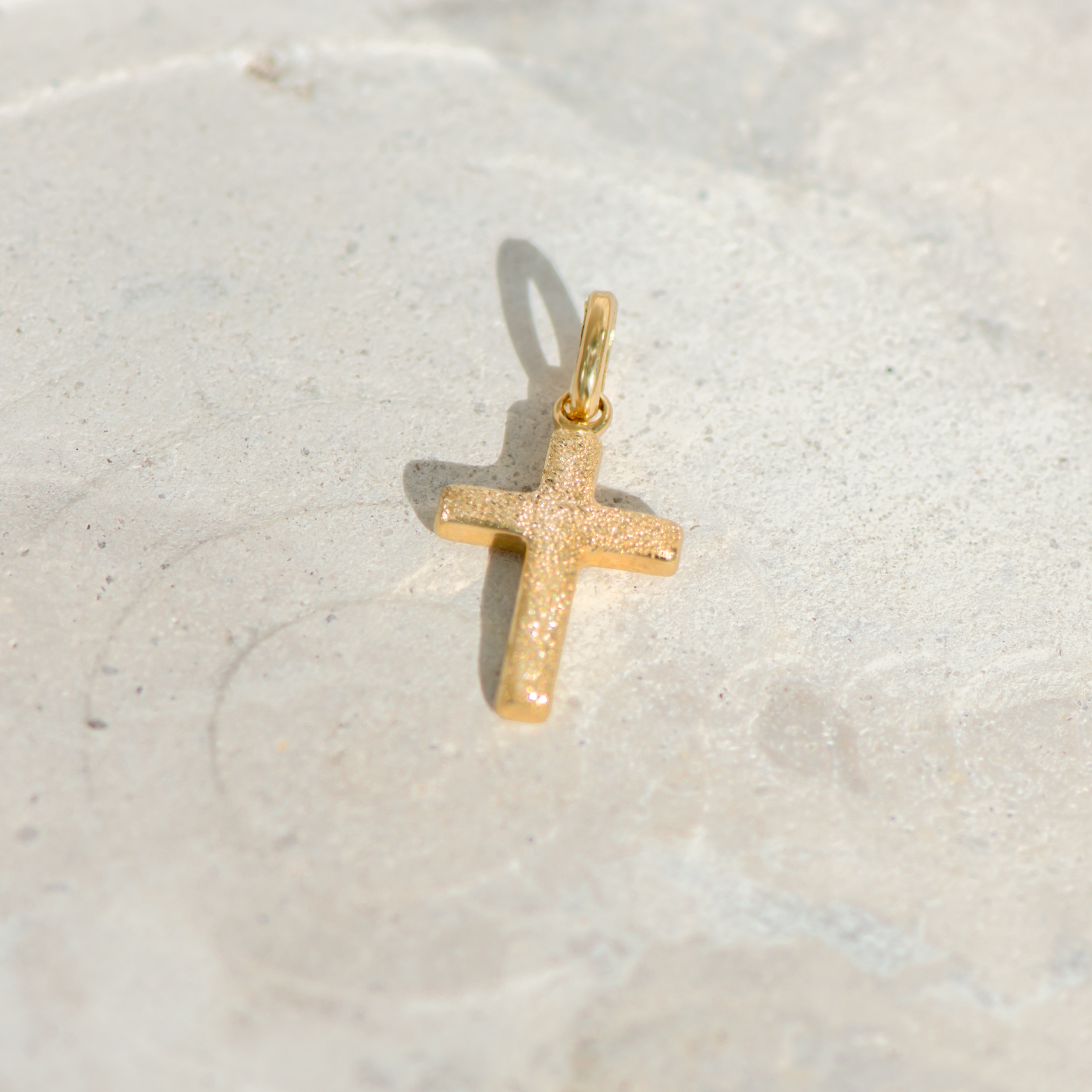 Vintage-Anhänger: Kreuz aus 18K Gelbgold – schlicht, diamantiert, zeitlos schön