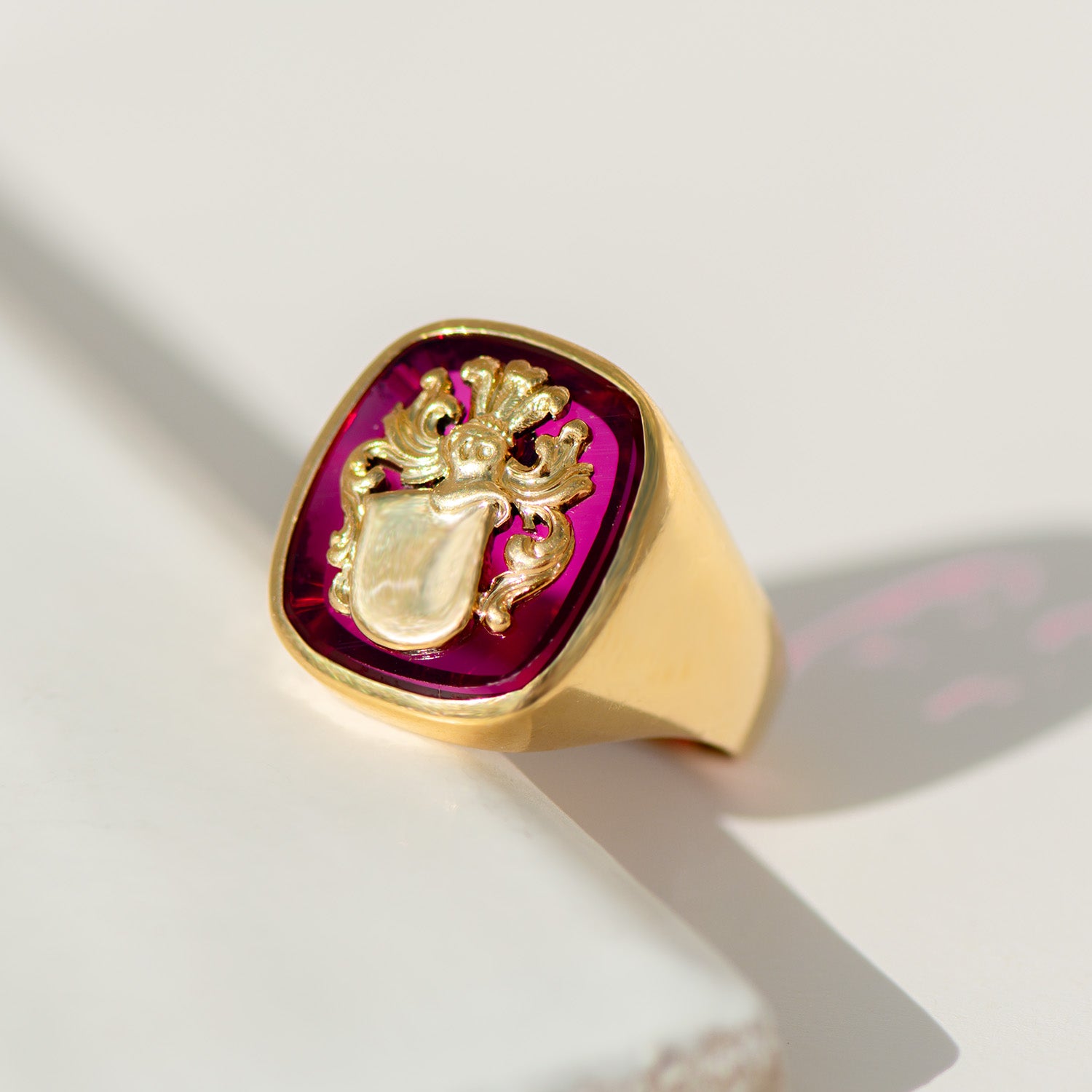 Vintage Wappenring aus 18 Karat Gelbgold mit synthetischem Rubin