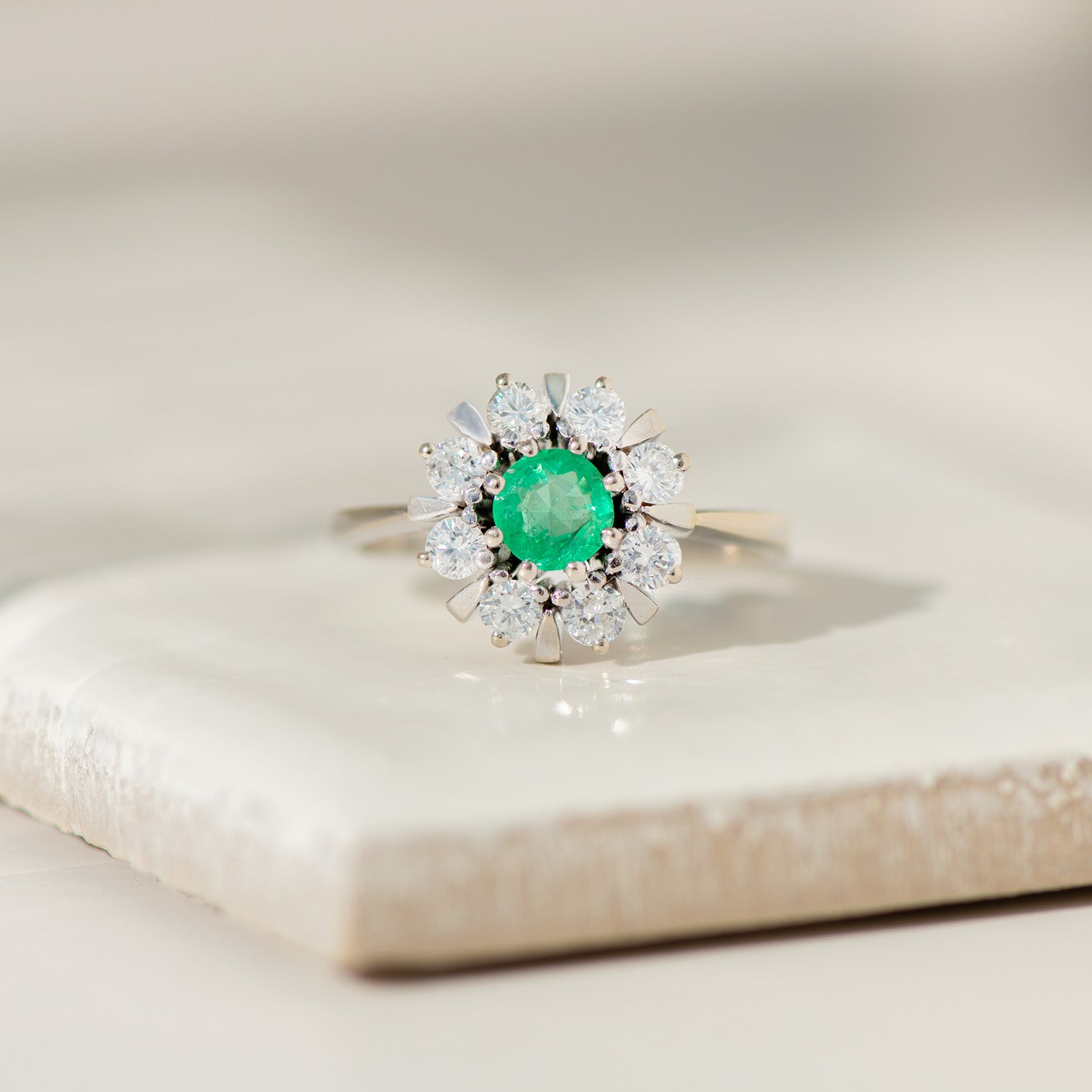 💚 Smaragd-Diamant-Ring aus 14 Karat Weißgold | Entourage-Design | Vintage um 1970