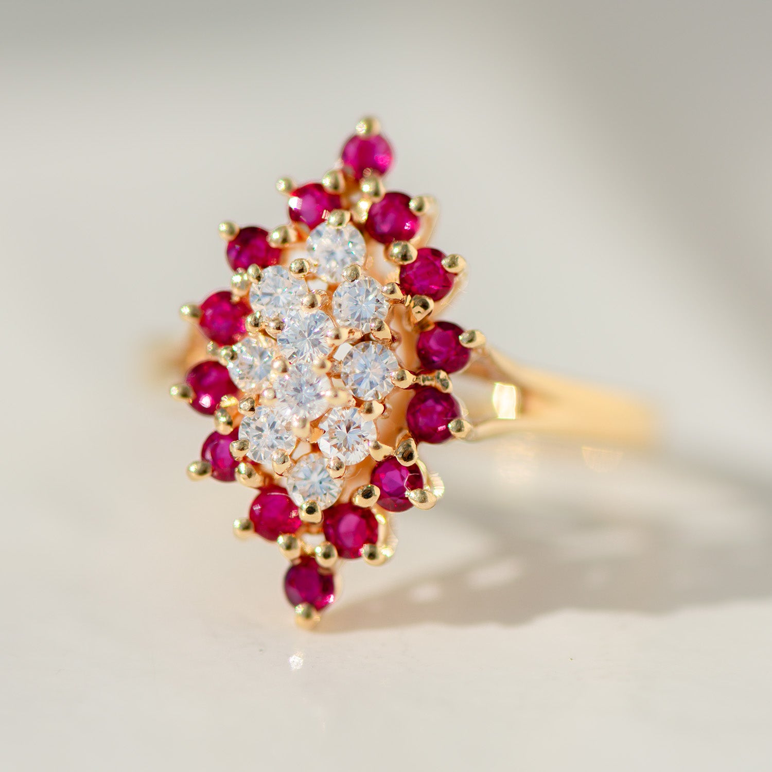 Funkelnder Cocktailring mit Rubinen & Diamanten | 14K Vintage Gold