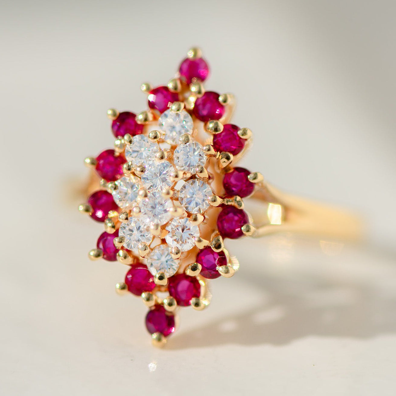 Funkelnder Cocktailring mit Rubinen & Diamanten | 14K Vintage Gold
