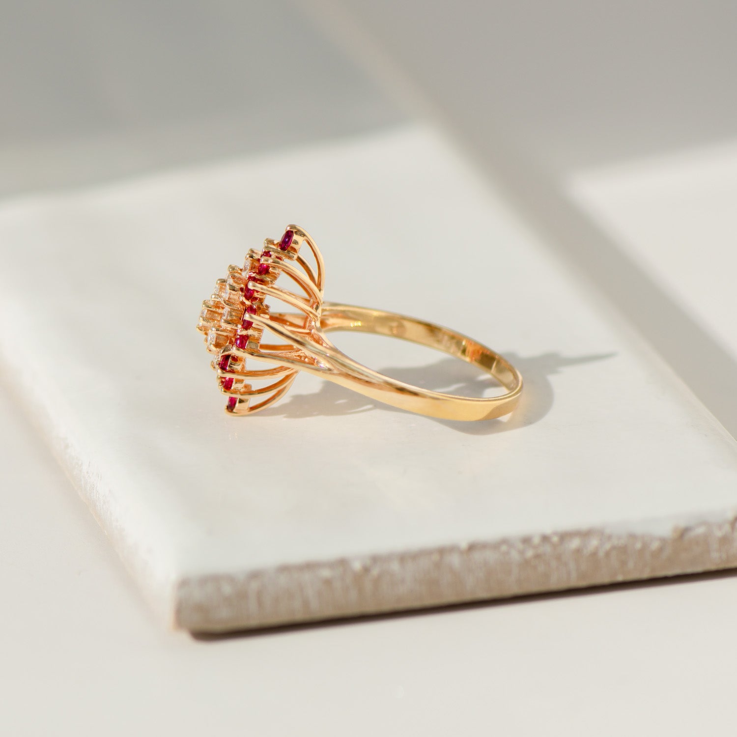 Funkelnder Cocktailring mit Rubinen & Diamanten | 14K Vintage Gold