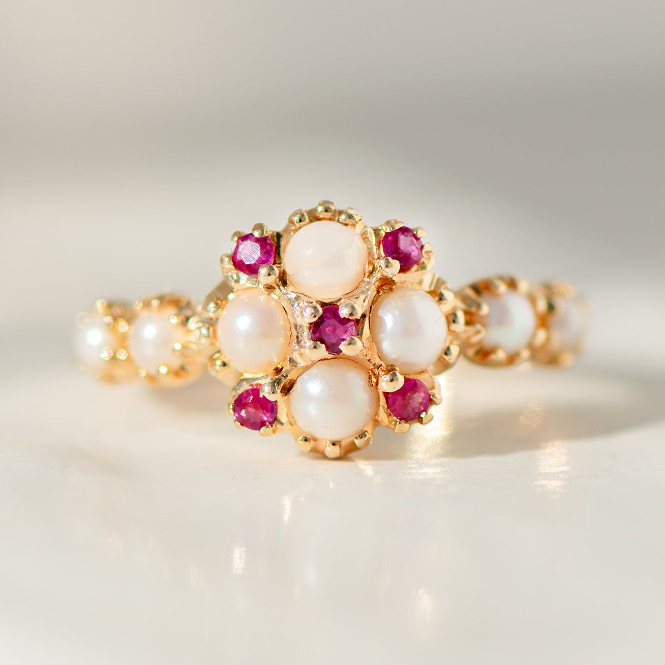 Vintage-Ring mit Rubinen & Perlen aus 585er Gelbgold