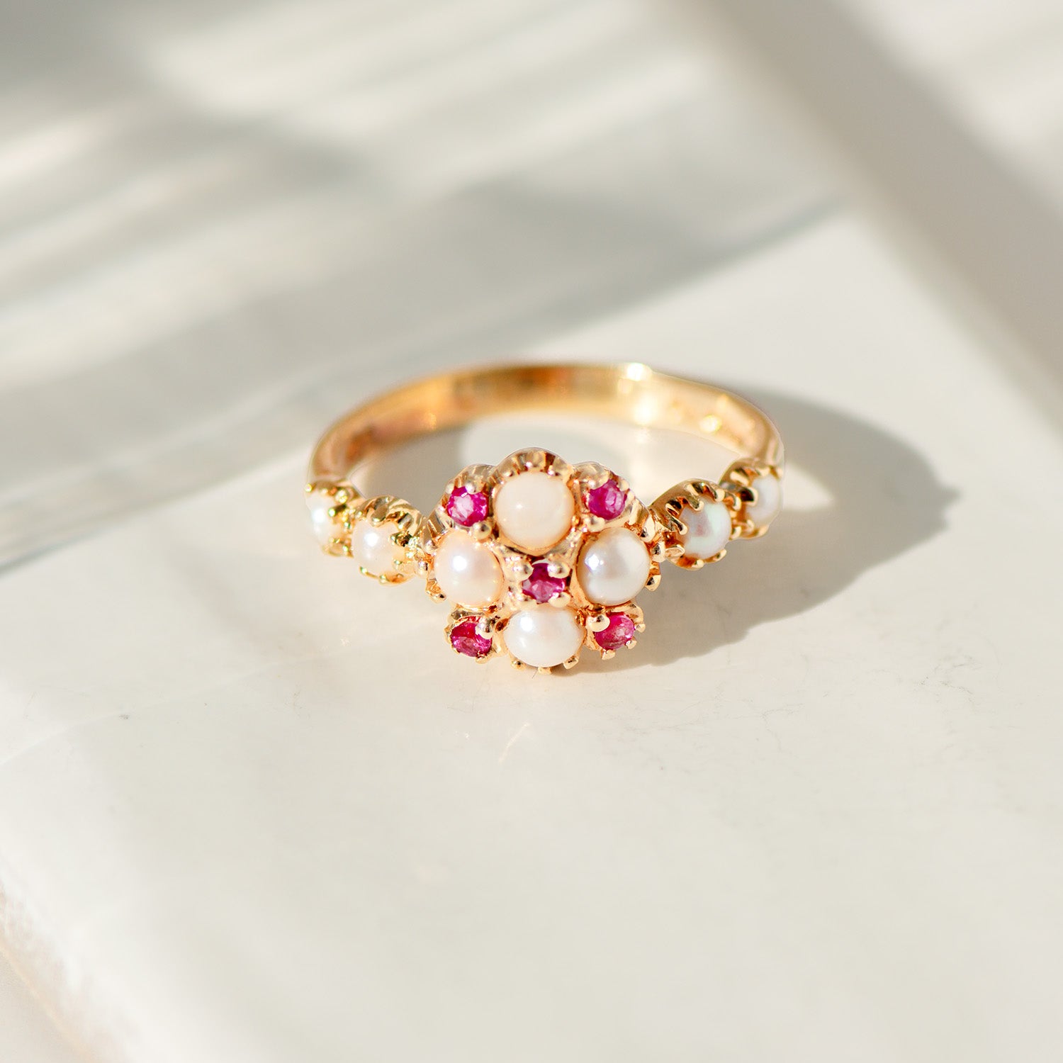 Vintage-Ring mit Rubinen & Perlen aus 585er Gelbgold