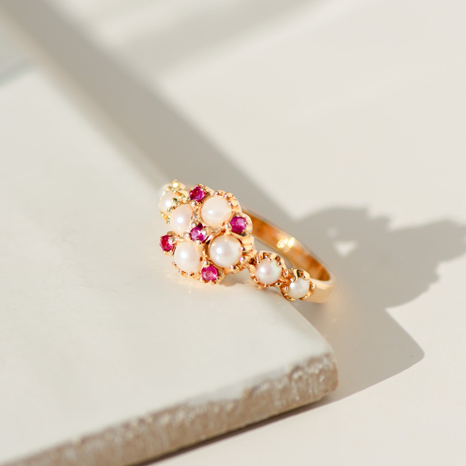 Vintage-Ring mit Rubinen & Perlen aus 585er Gelbgold