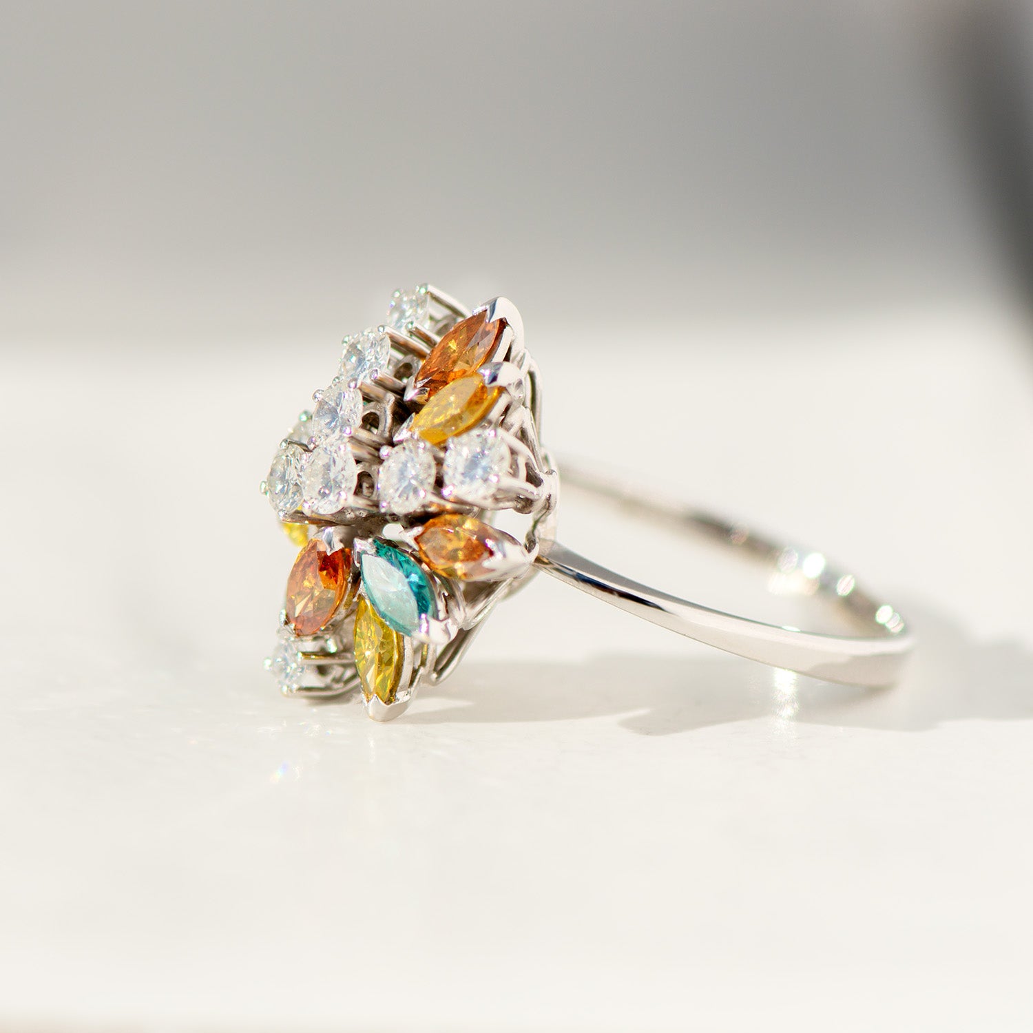 Ring aus 14 K Weißgold mit bunten und weißen Diamanten | Vintage Blütenring