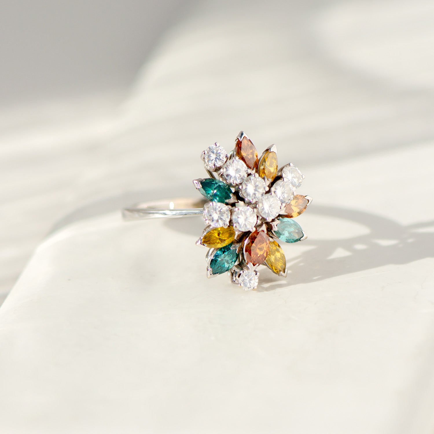 Ring aus 14 K Weißgold mit bunten und weißen Diamanten | Vintage Blütenring