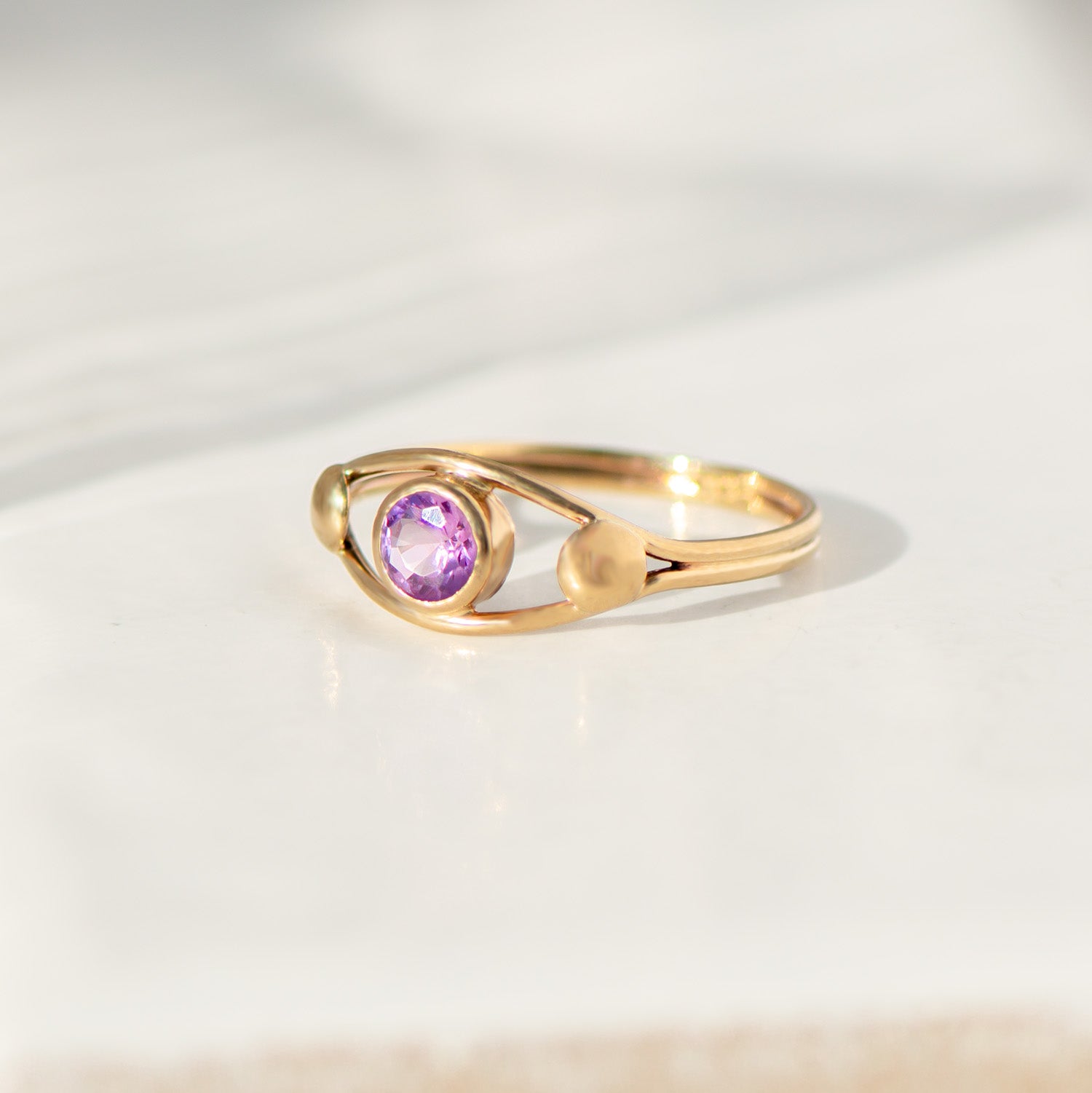 Zarter Vintage-Ring aus 8 K Gelbgold mit rosa Saphir – filigranes Design mit modernem Twist
