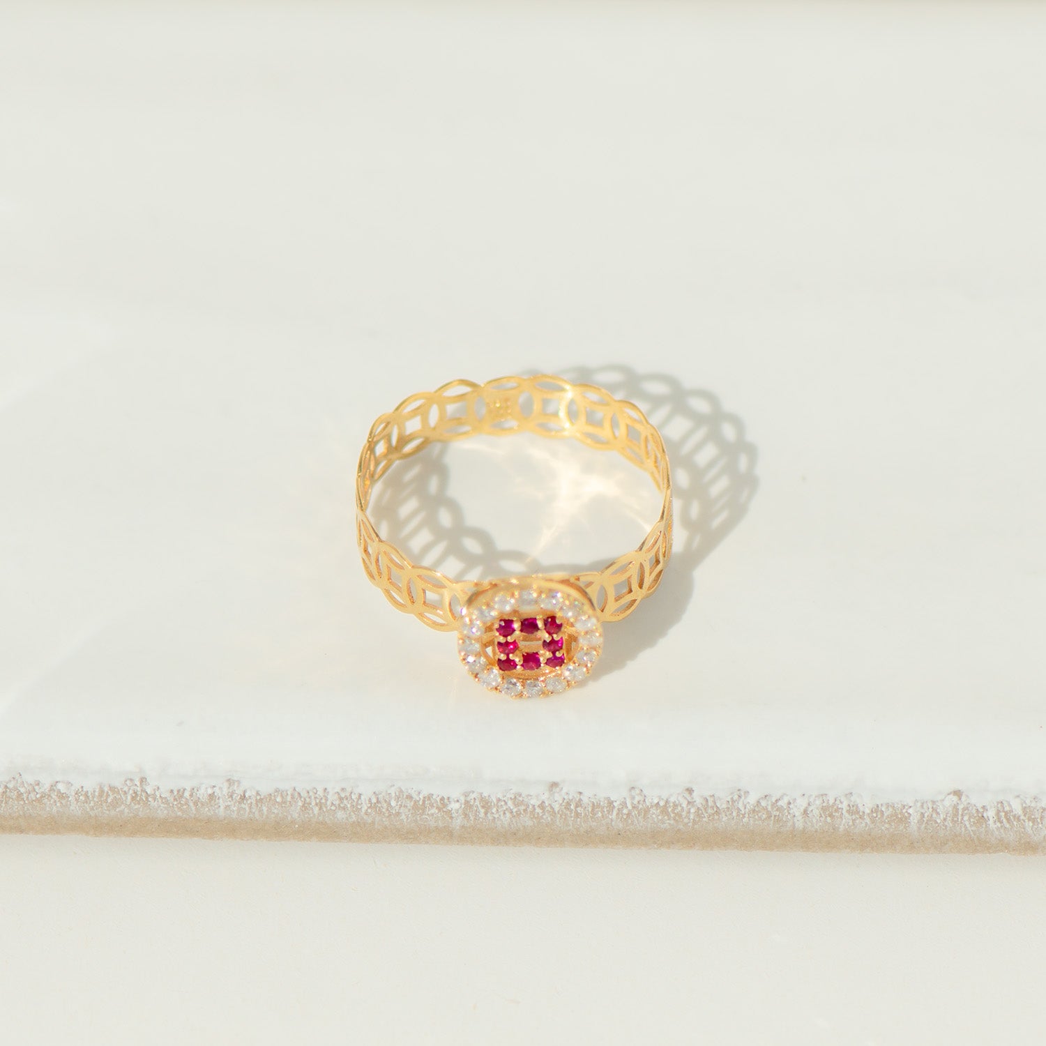 Filigraner Ring aus 18K Gelbgold mit Rubinen & Diamanten – kunstvoll & königlich