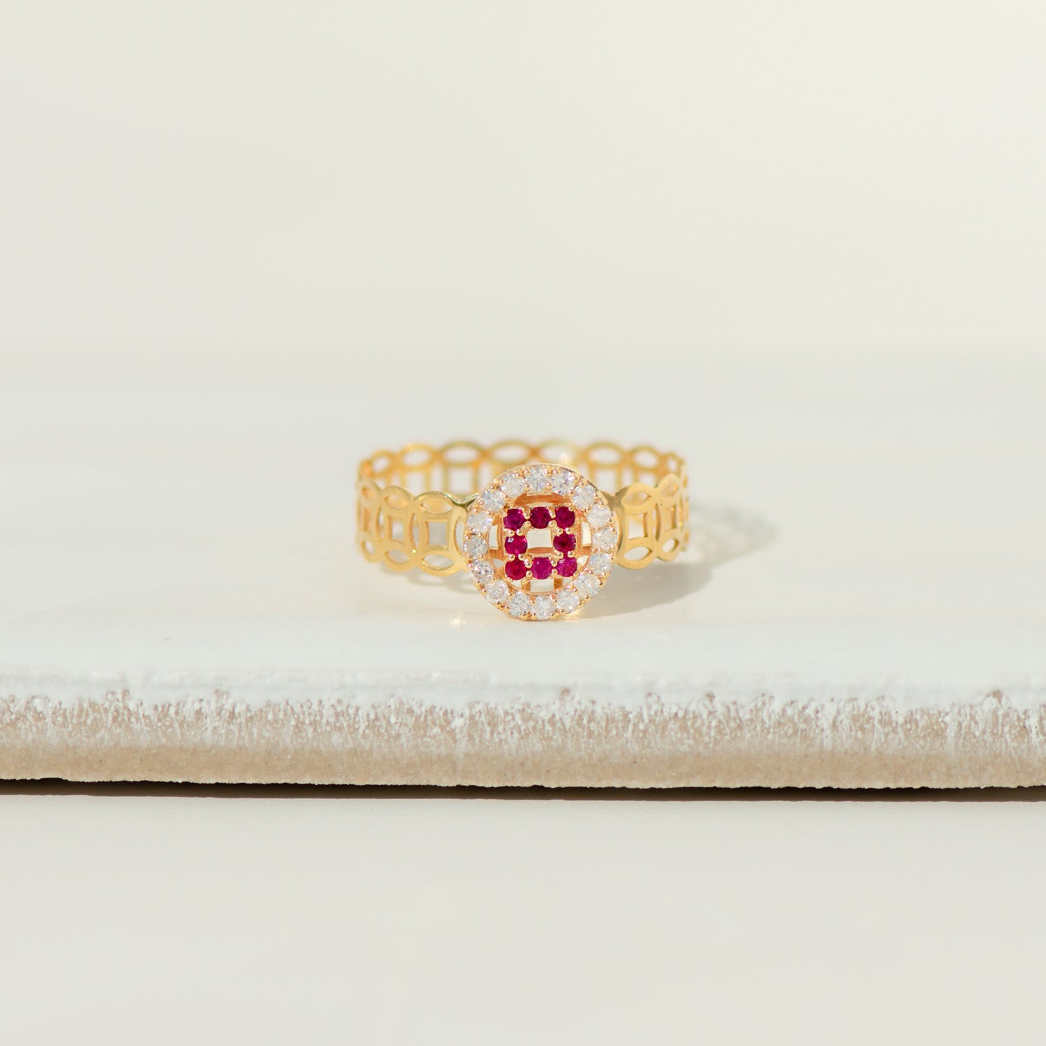 Filigraner Ring aus 18K Gelbgold mit Rubinen & Diamanten – kunstvoll & königlich