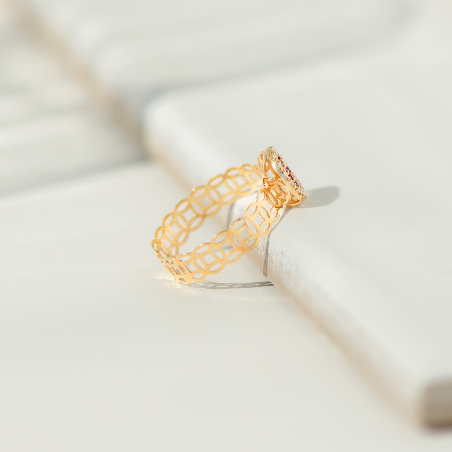 Filigree ring in 18K yellow gold with rubies and diamonds – artistic and royal