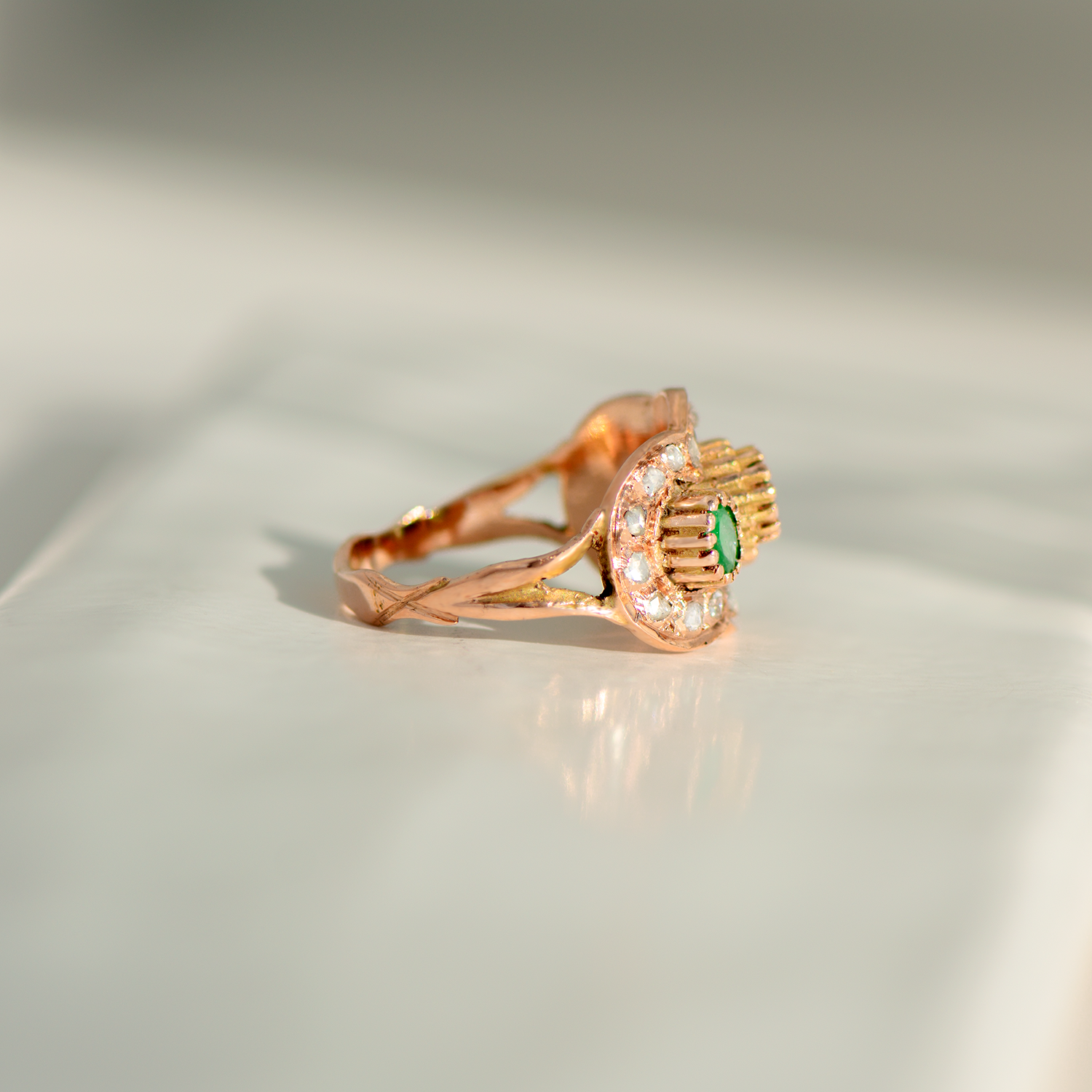 Antiker Ring mit Smaragden & Rosenschliff-Diamanten | 14K Rotgold | Viktorianisch um 1880
