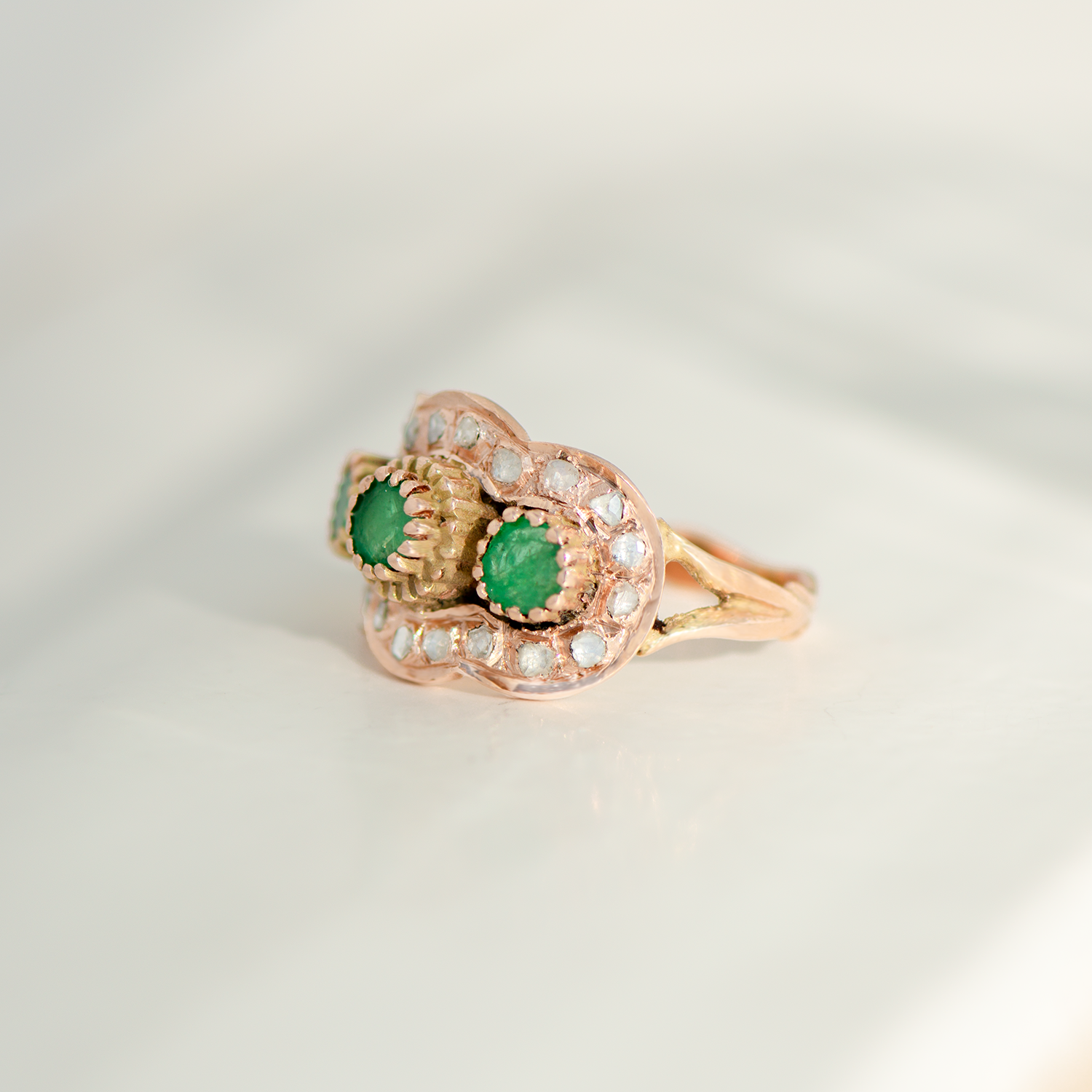 Antiker Ring mit Smaragden & Rosenschliff-Diamanten | 14K Rotgold | Viktorianisch um 1880