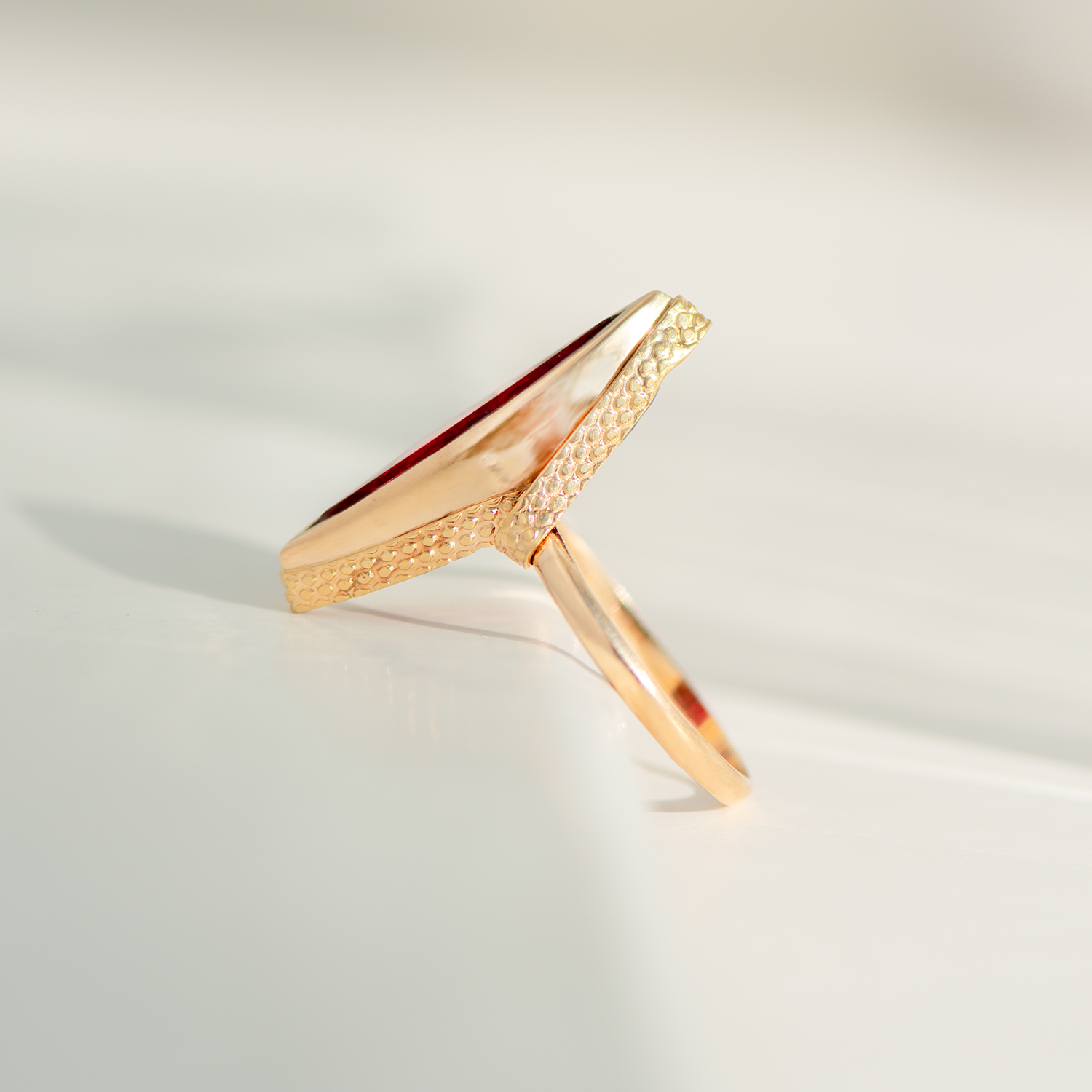 Vintage Navette-Ring aus 18 Karat Gelbgold mit rotem Stein