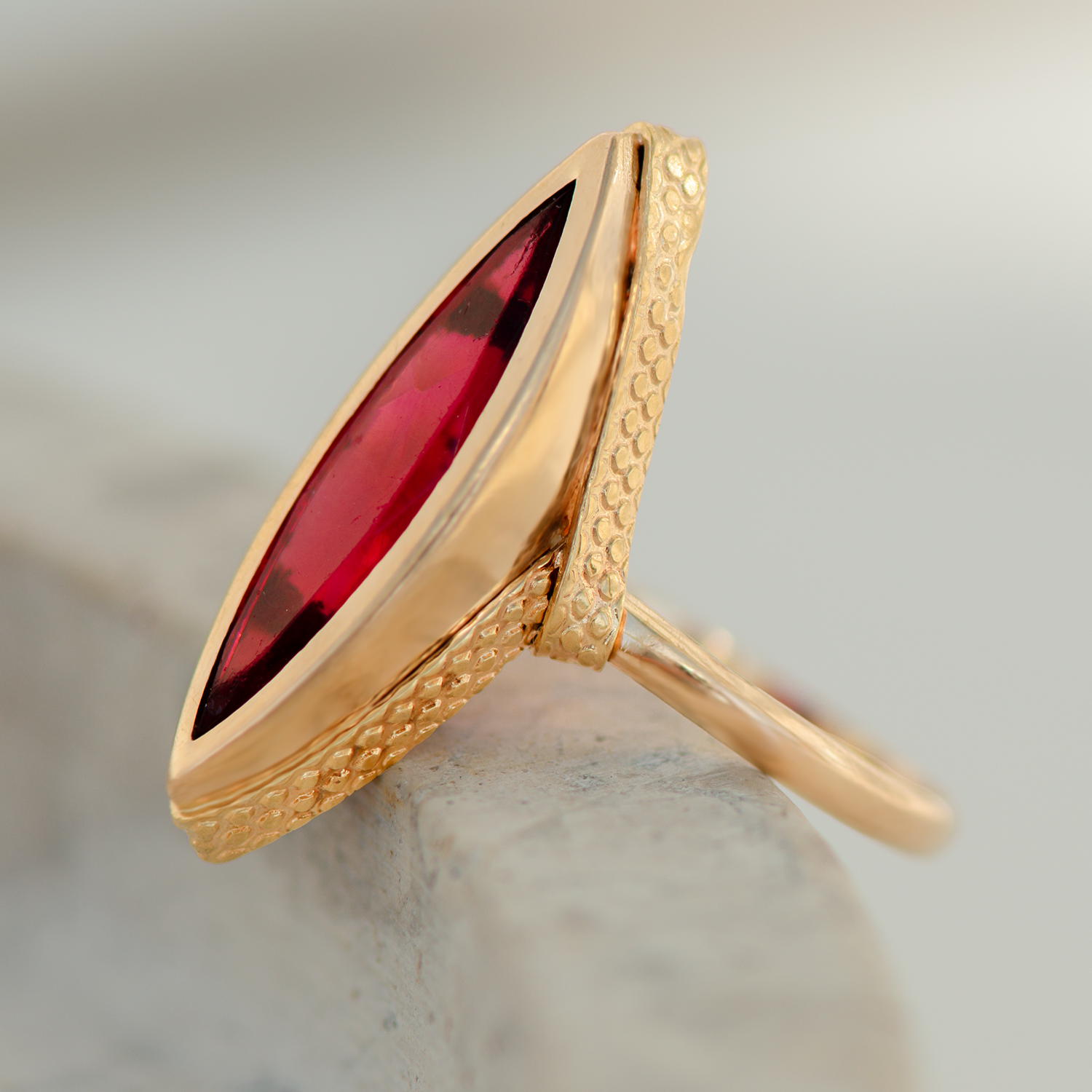 Vintage Navette-Ring aus 18 Karat Gelbgold mit rotem Stein