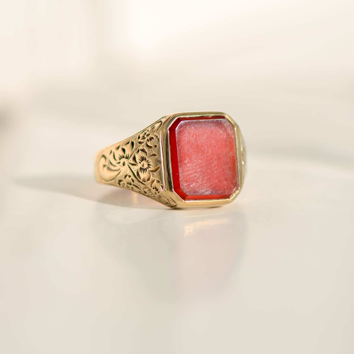 Antiker Siegelring aus 8 Karat Gelbgold mit ungraviertem Karneol – florales Gravurdesign