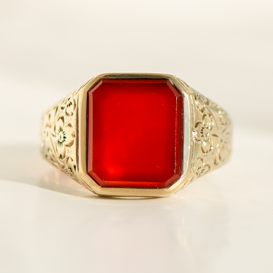 Antiker Siegelring aus 8 Karat Gelbgold mit ungraviertem Karneol – florales Gravurdesign