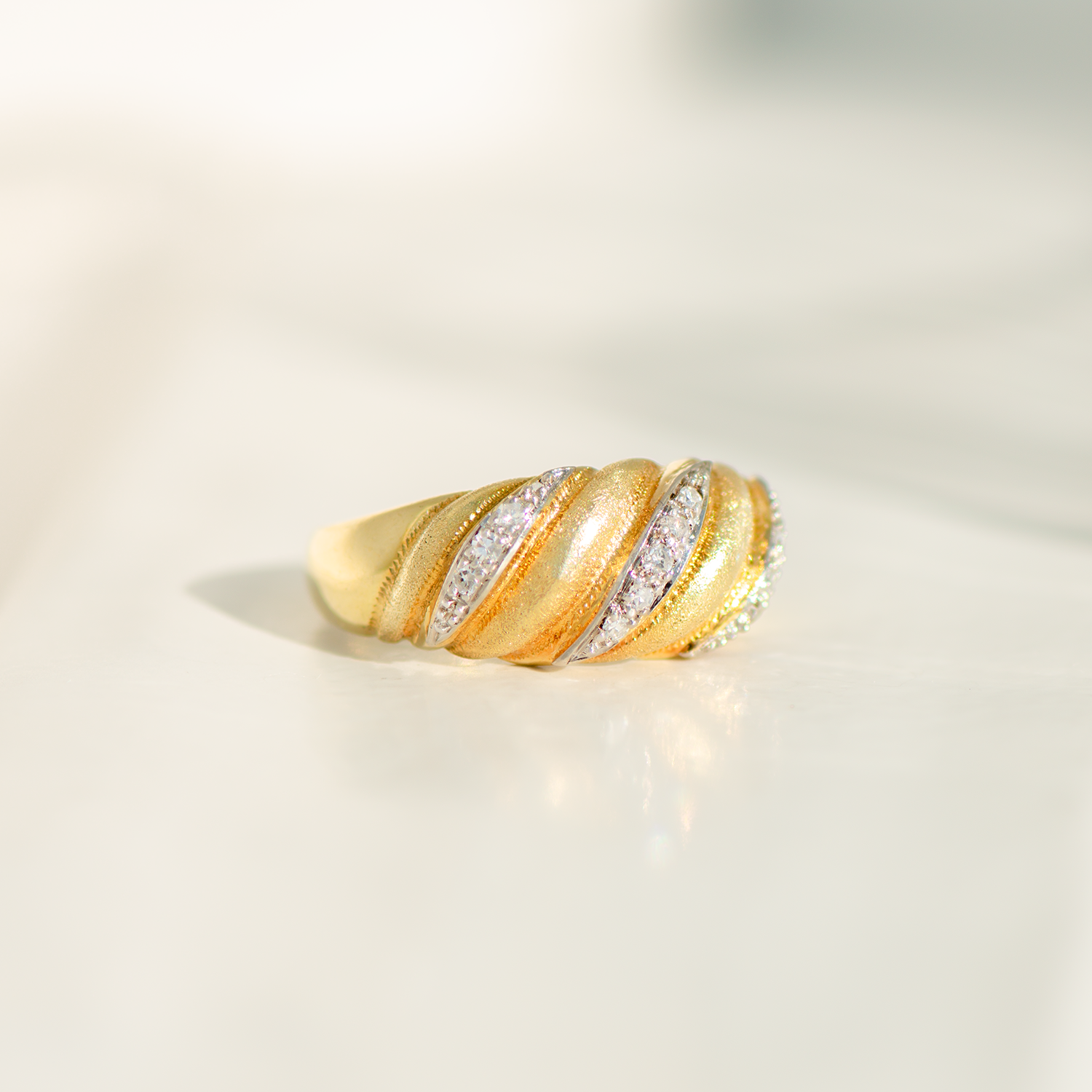 Vintage Wellen-Ring aus 14K Gelbgold mit Brillanten