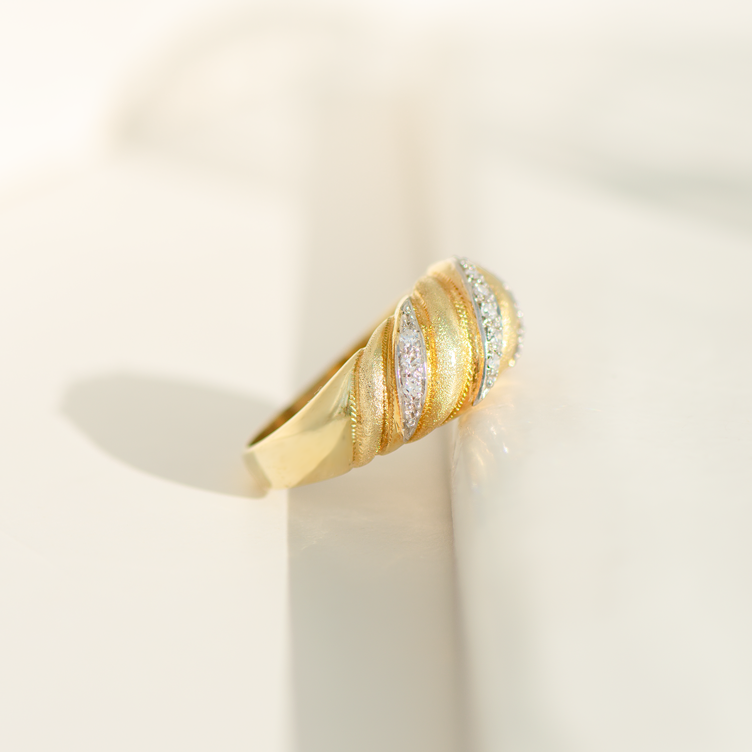 Vintage Wellen-Ring aus 14K Gelbgold mit Brillanten