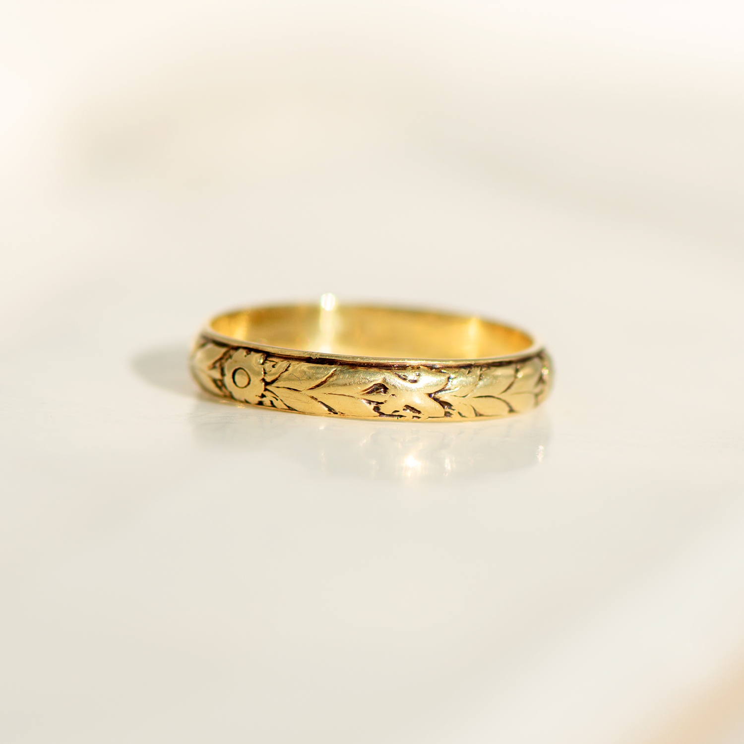 Antiker Jugendstil-Ring aus 14 Karat Gelbgold mit floraler Gravur – zarte Handarbeit um 1900