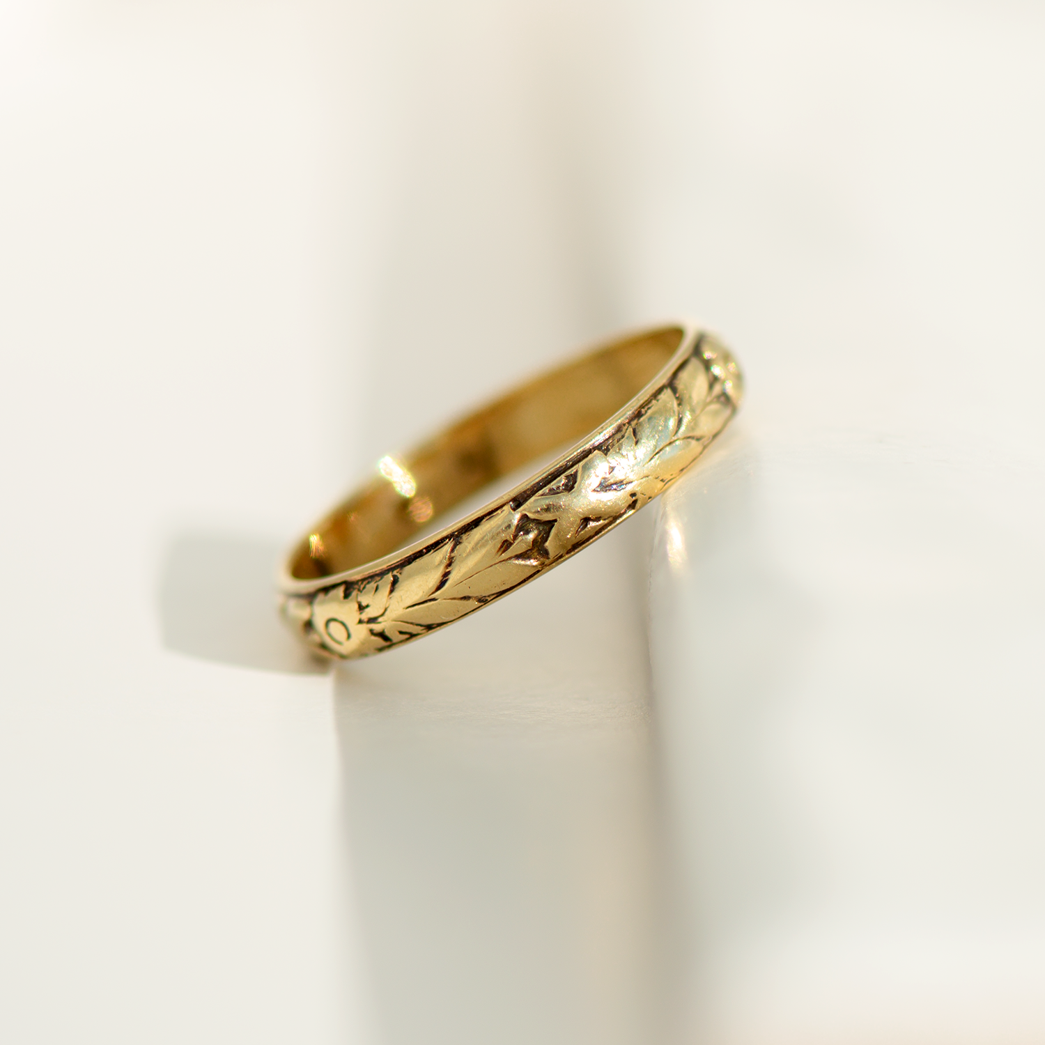 Antiker Jugendstil-Ring aus 14 Karat Gelbgold mit floraler Gravur – zarte Handarbeit um 1900