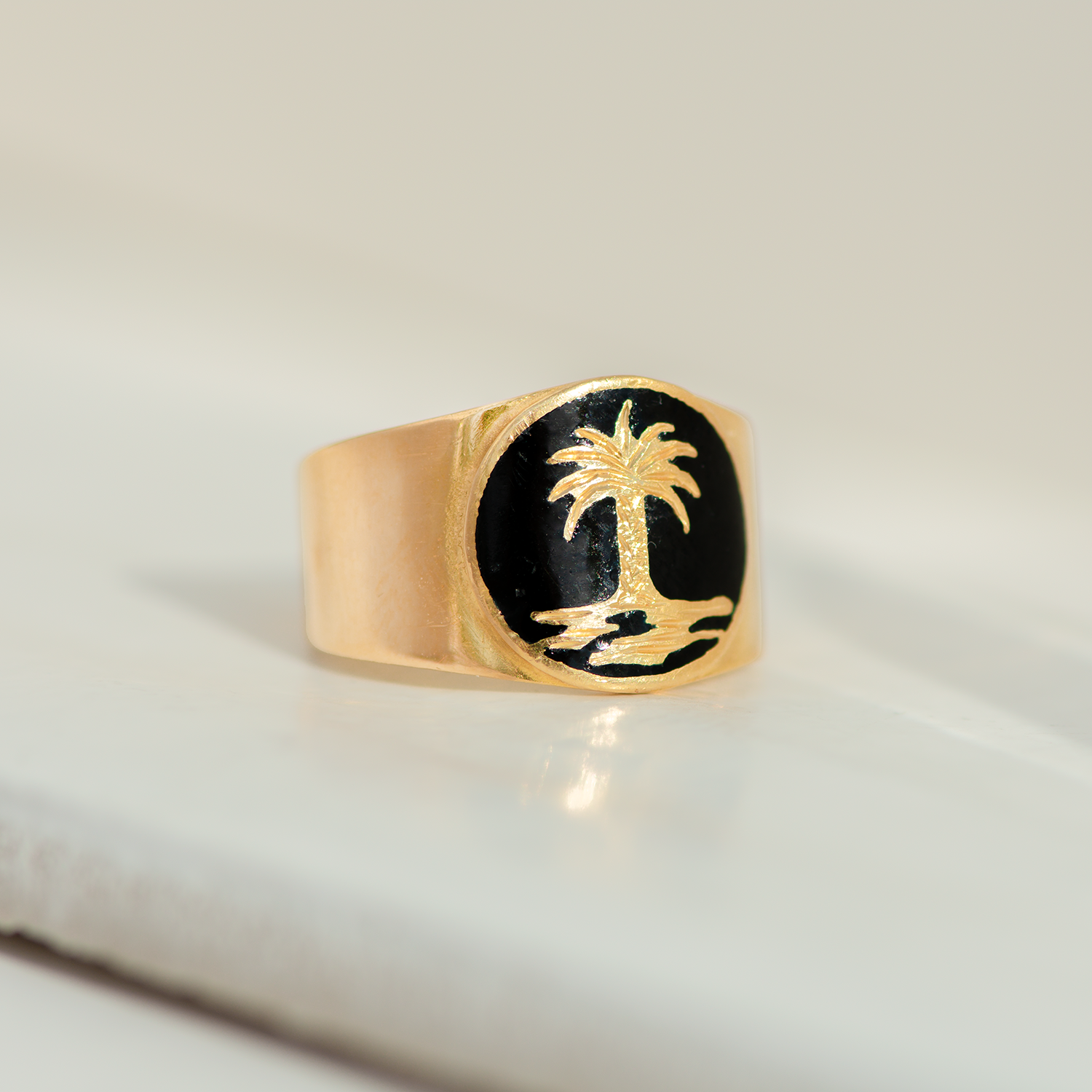 Vintage-Ring aus 18 Karat Gelbgold mit Palme & schwarzer Emaille