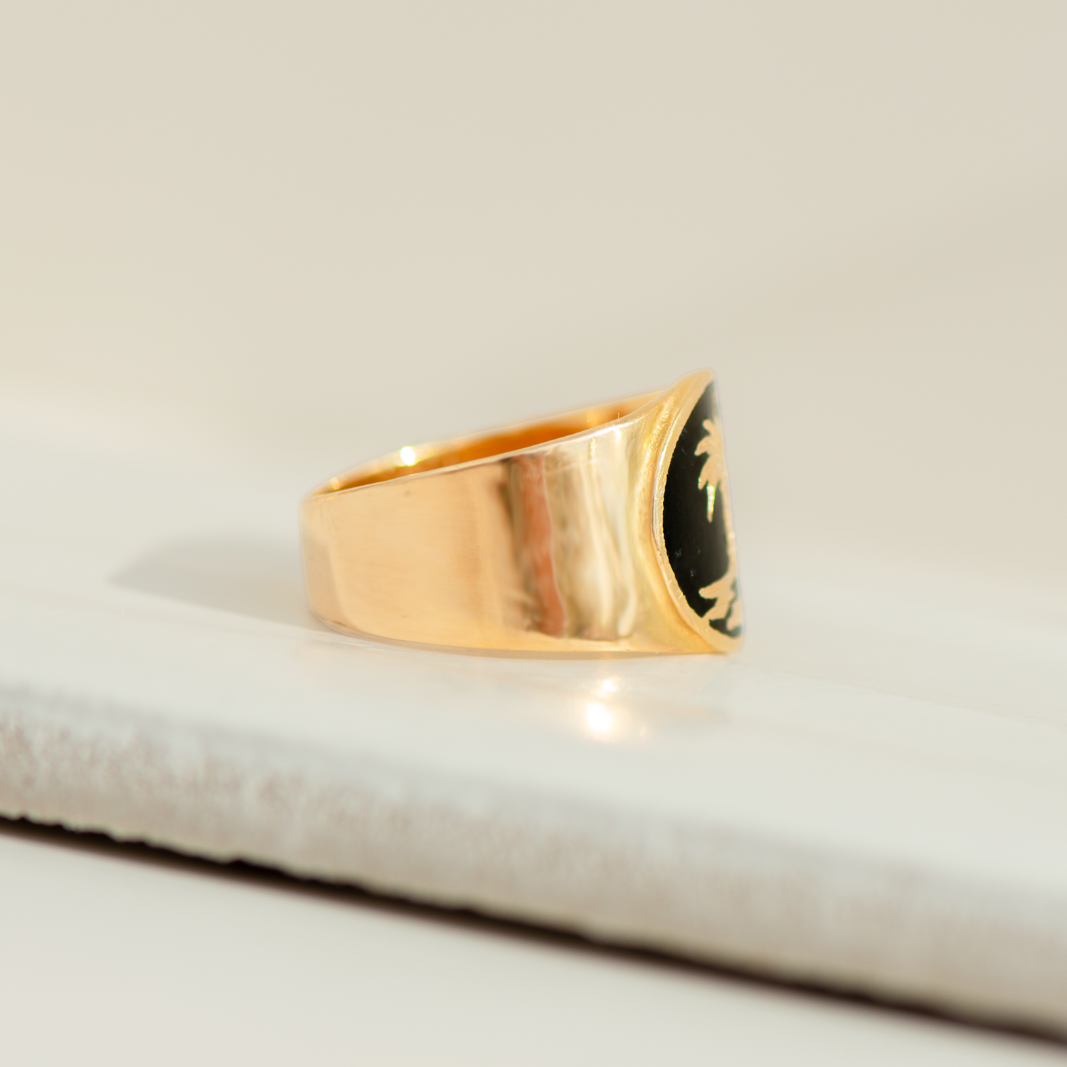 Vintage-Ring aus 18 Karat Gelbgold mit Palme & schwarzer Emaille