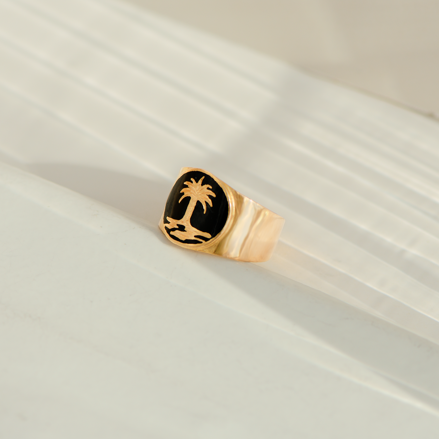 Vintage-Ring aus 18 Karat Gelbgold mit Palme & schwarzer Emaille