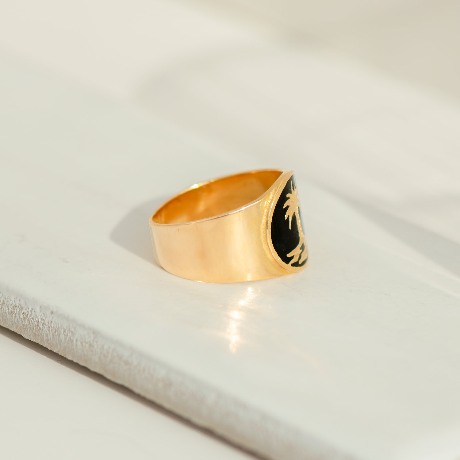 Vintage-Ring aus 18 Karat Gelbgold mit Palme & schwarzer Emaille