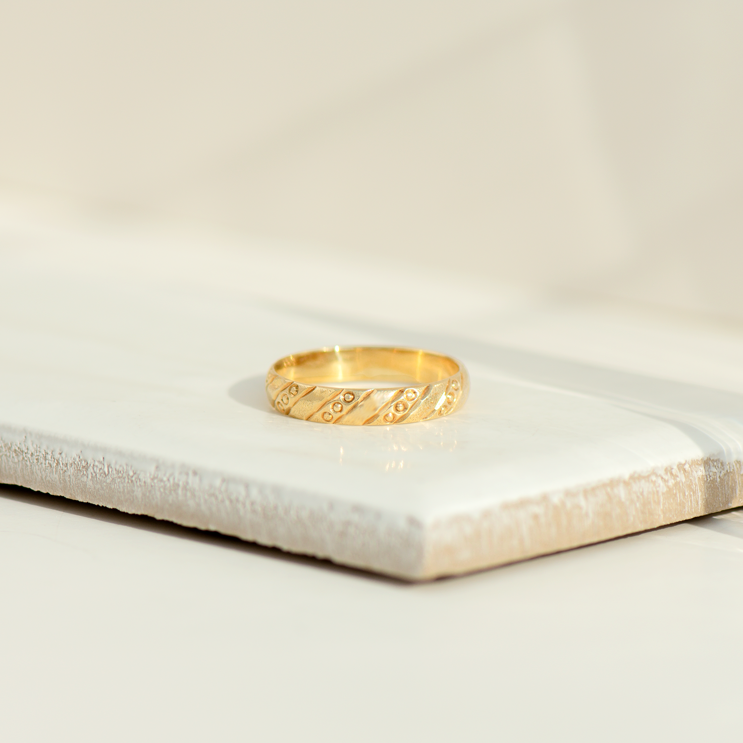Vintage Ring aus 14 Karat Gelbgold mit strukturierter Gravur – Mid-Century Design um 1950