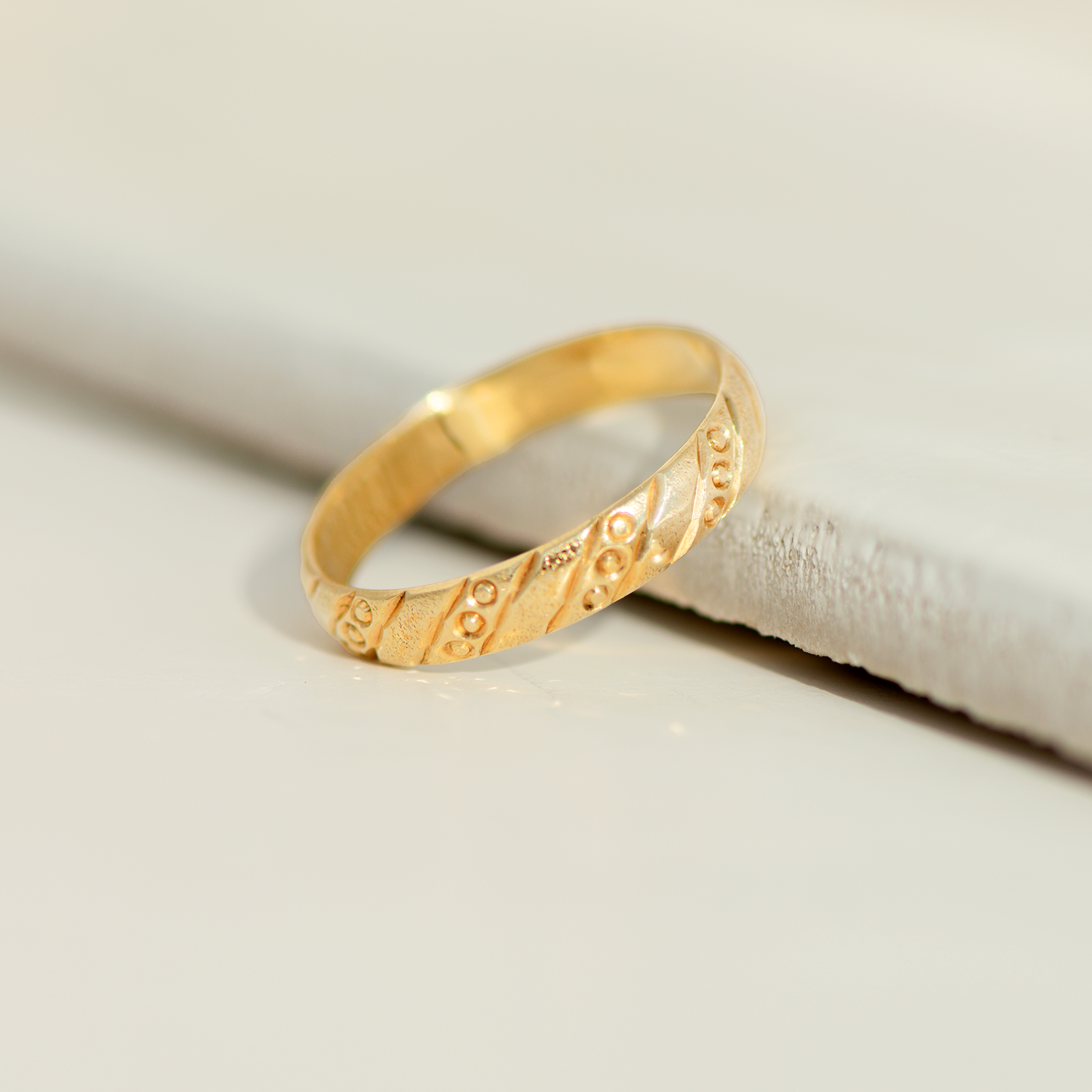 Vintage Ring aus 14 Karat Gelbgold mit strukturierter Gravur – Mid-Century Design um 1950