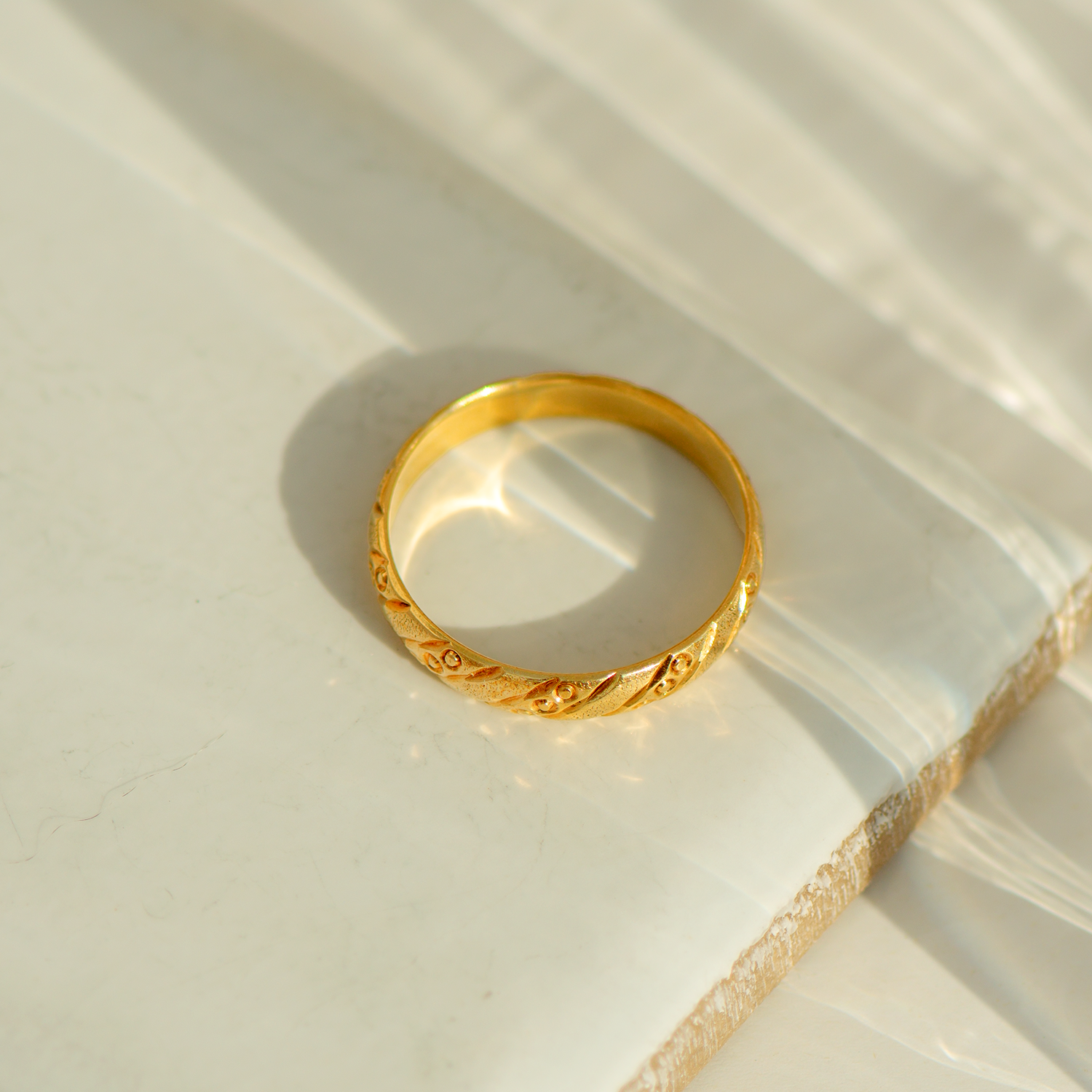 Vintage Ring aus 14 Karat Gelbgold mit strukturierter Gravur – Mid-Century Design um 1950