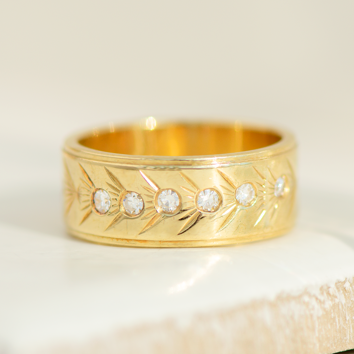 Vintage Bandring aus 14 Karat Gelbgold mit Diamanten – handgraviert & zeitlos elegant
