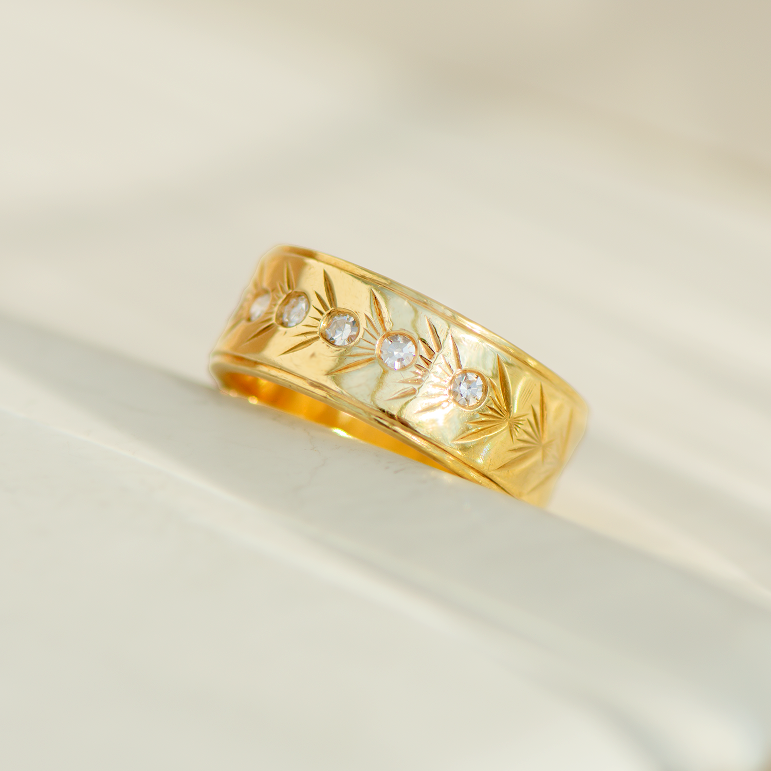Vintage Bandring aus 14 Karat Gelbgold mit Diamanten – handgraviert & zeitlos elegant